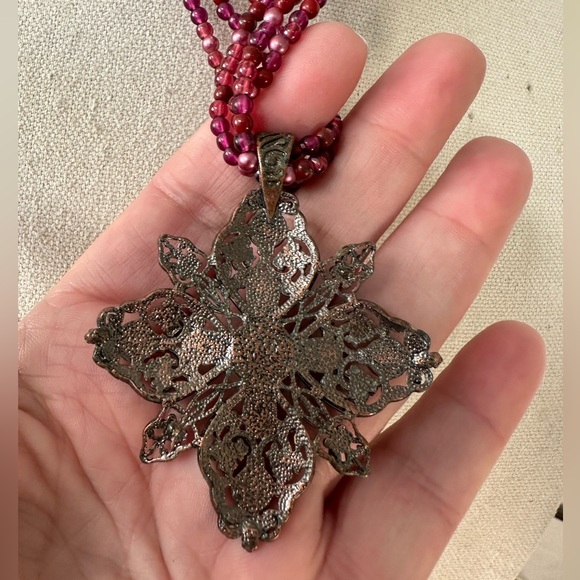 Triple strand pink fuchsia bead and pendant necklace - Picture 7 of 7